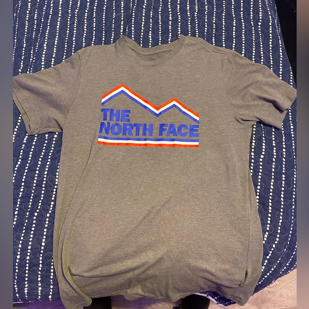 North Face Men’s Shirt, slightly worn, great condition, fits true to size